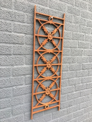 Cast iron window grill, raamrooster, massief smeedijzer, rust-bruin.